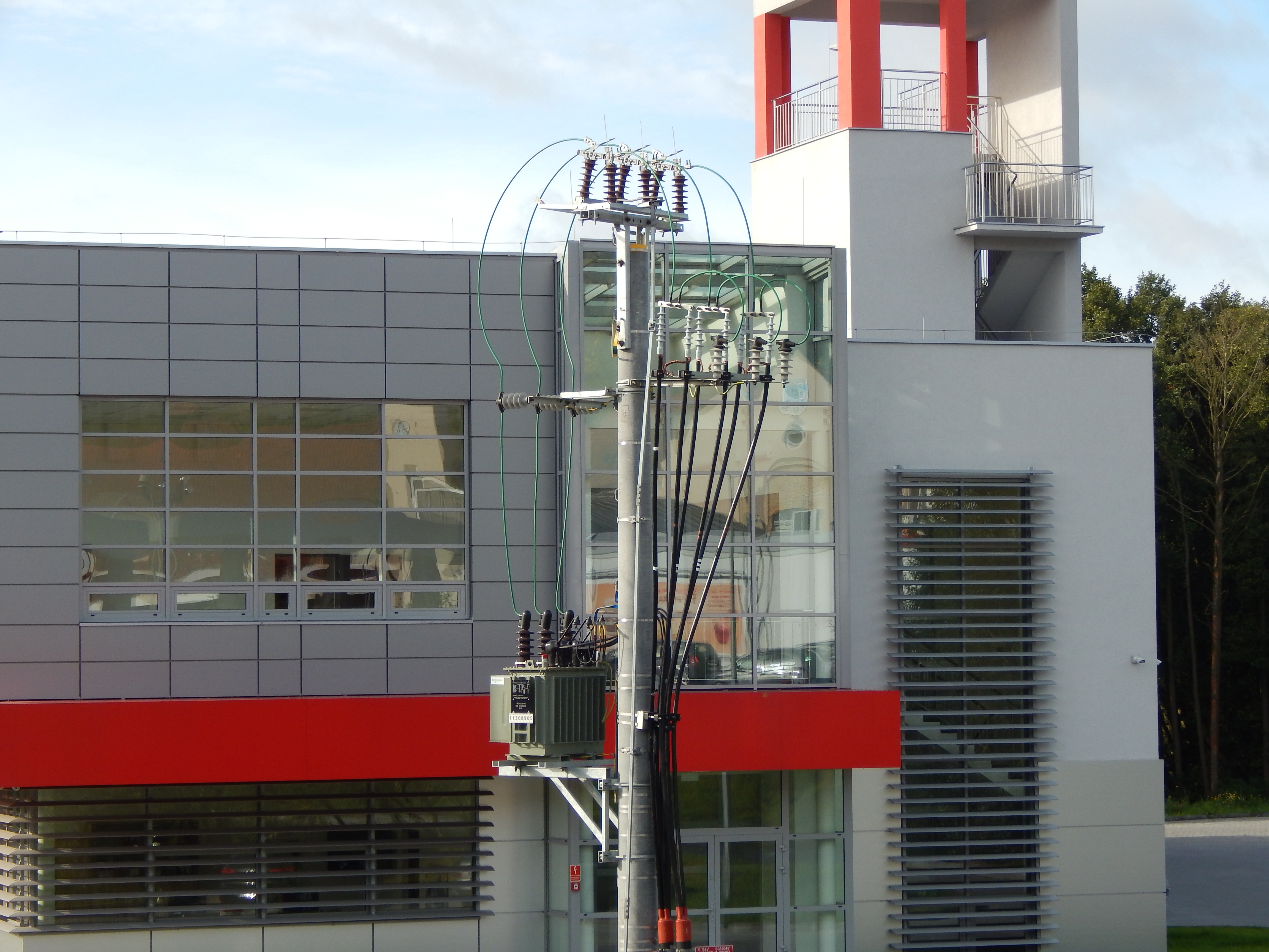 Prace montażowe przy słupie energetycznym