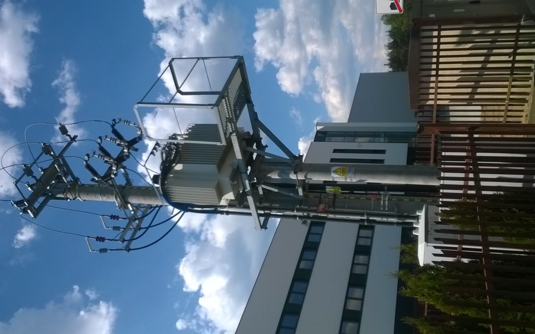 Słupy linii wysokiego napięcia na tle nieba